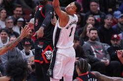 包含马刺队主场大胜黄蜂队，德罗赞砍下分轻松取胜的词条