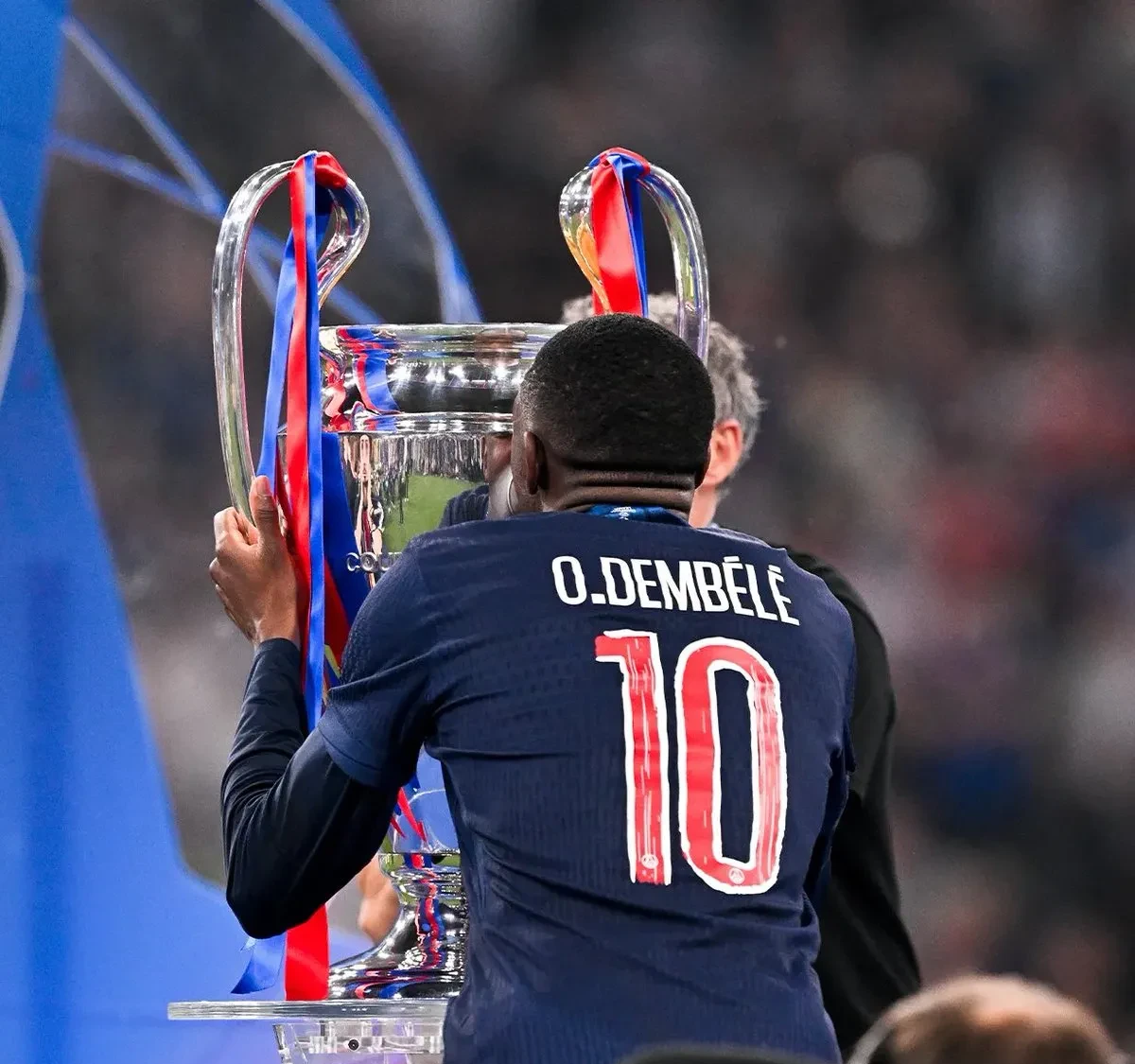 包含拜仁慕尼黑比击败对手，全力争冠的词条