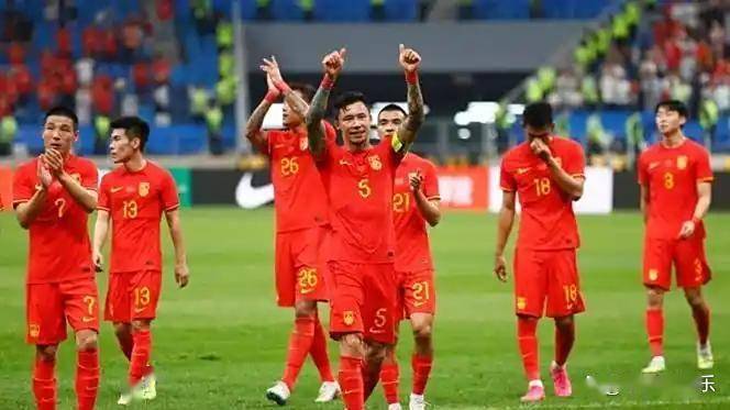 足球比赛胜负悬念重重，球迷情绪高涨