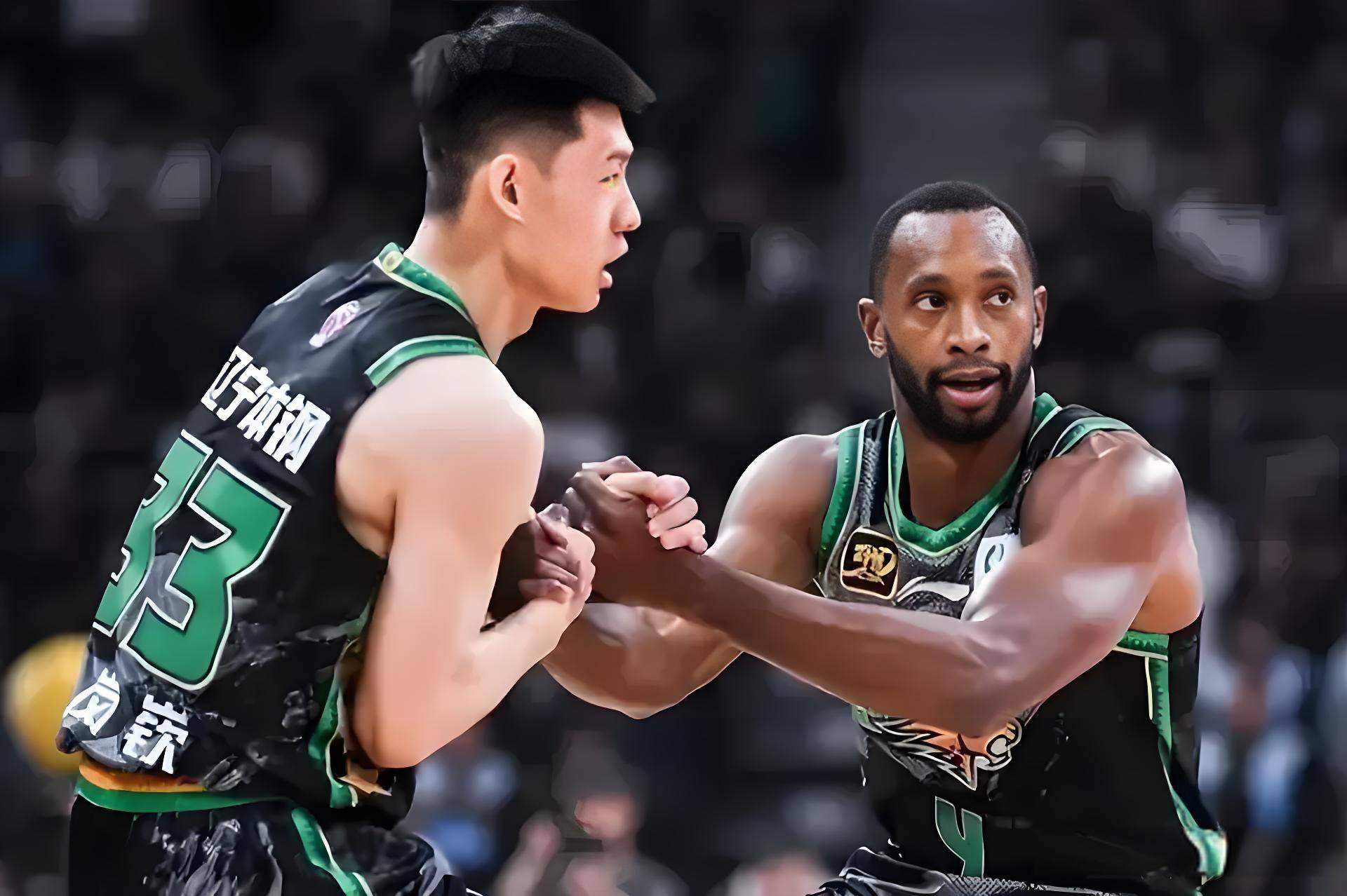 新疆男篮大胜上海队，全队状态火热领先积分榜的简单介绍