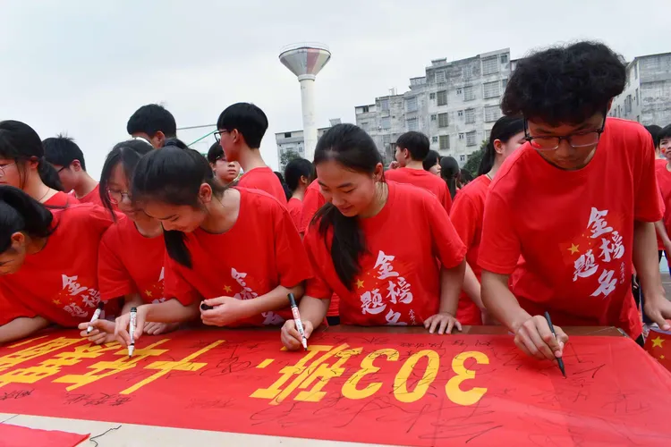 队员们团结一致,向胜利冲刺 队员们团结一致,向胜利冲刺