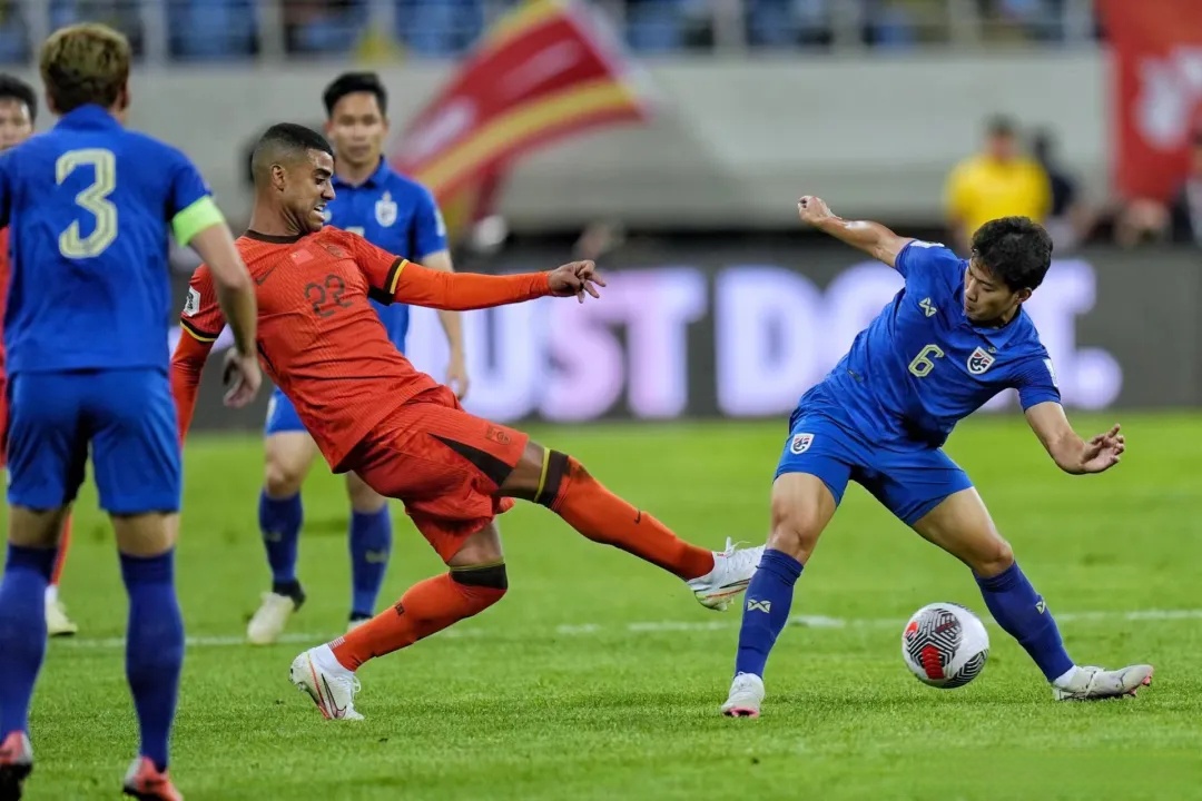 亚洲球队在激动比赛中一举击败对手 亚洲球队在激动比赛中一举击败对手