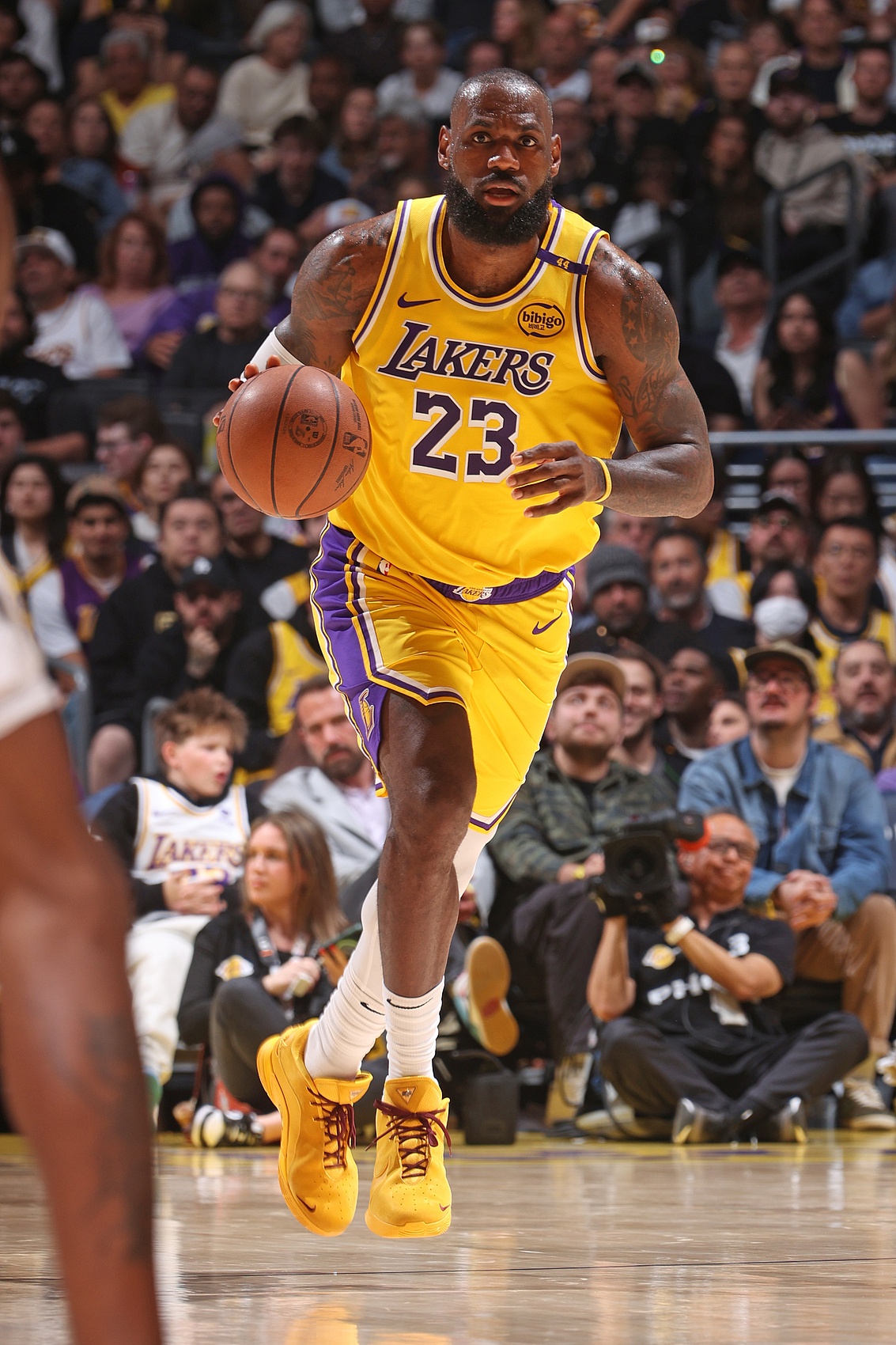 詹姆斯领衔骑士主场惨败，晋级前景堪忧