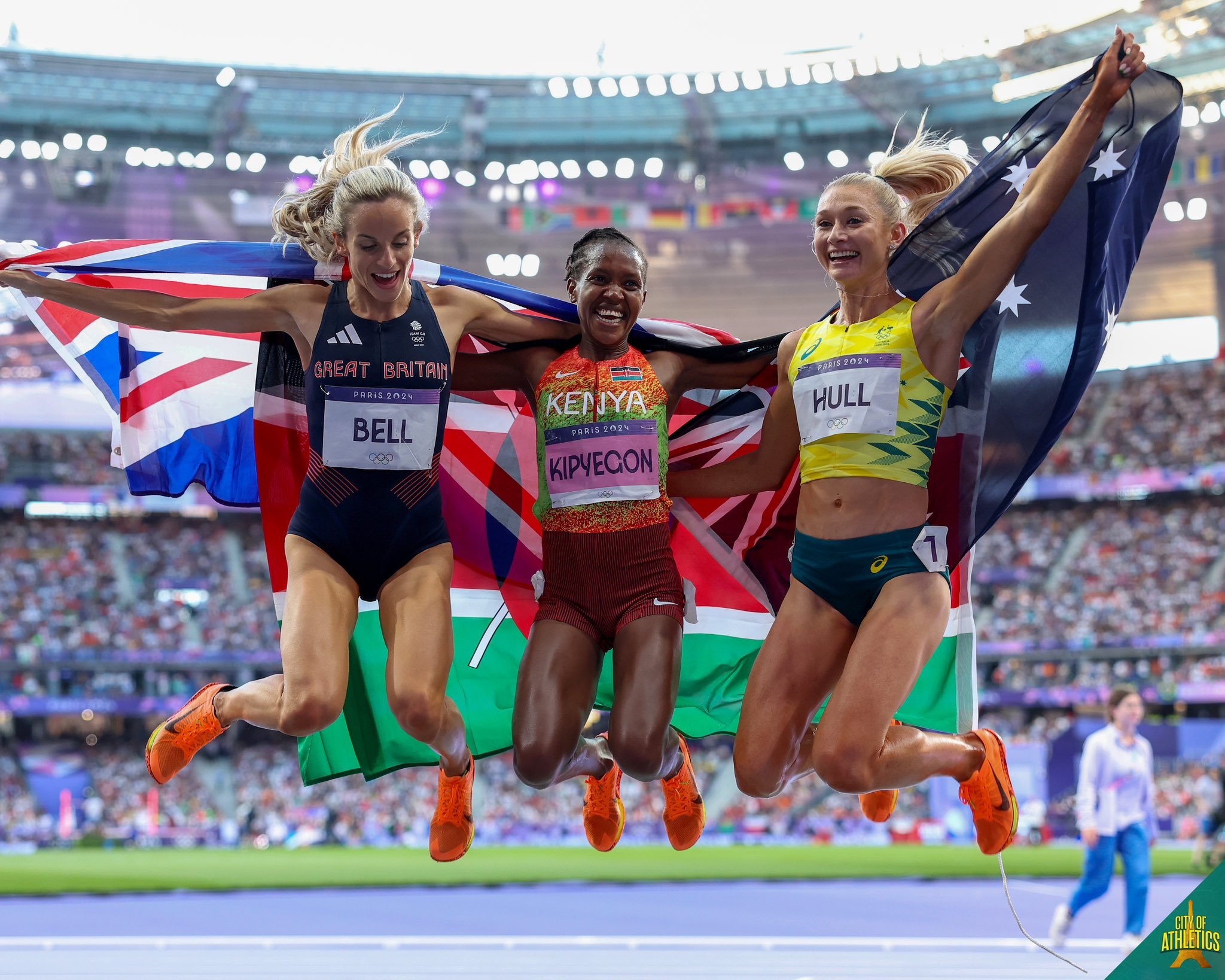 包含澳大利亚游泳选手露易丝夺得女子100米仰泳冠军的词条