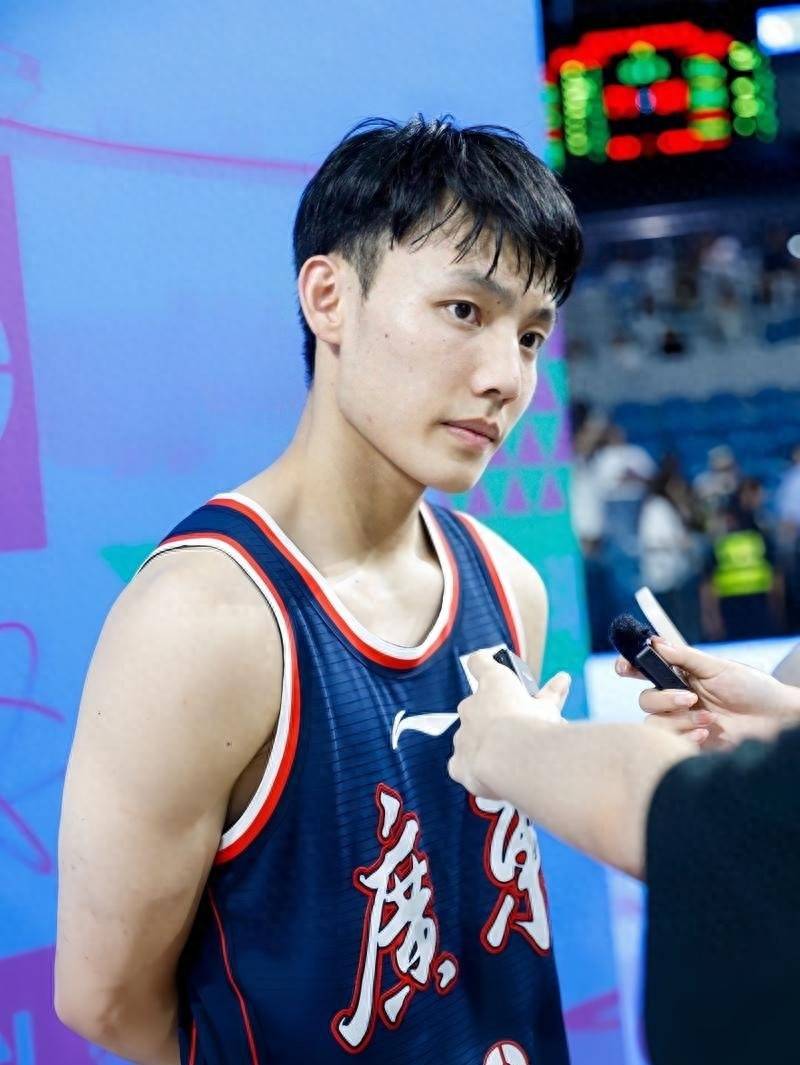 包含苏里南前锋瓜瓜经历低迷期，期待下一场比赛的词条