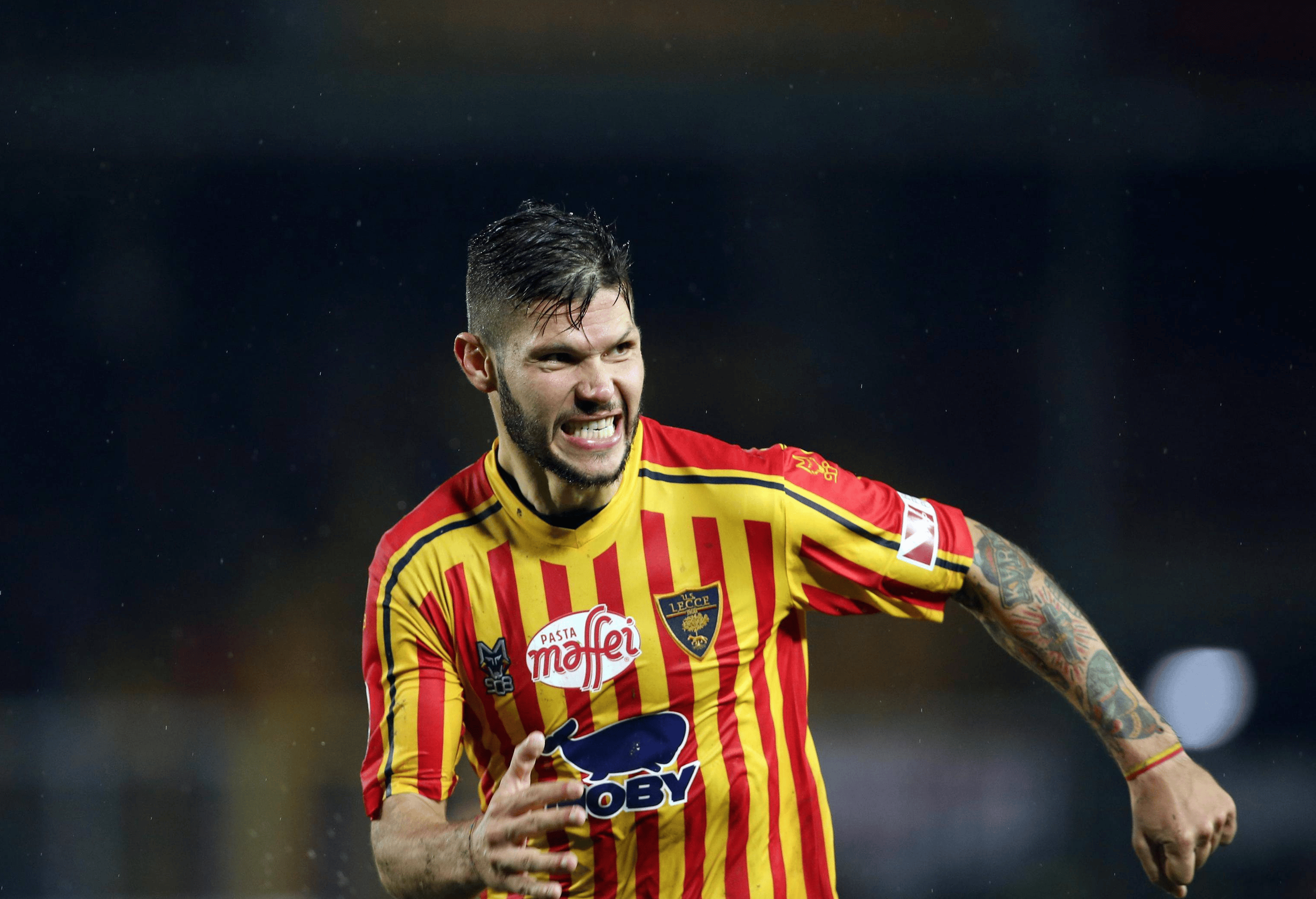 包含佛罗伦萨客场击败拉齐奥，保级形势稍有起色的词条