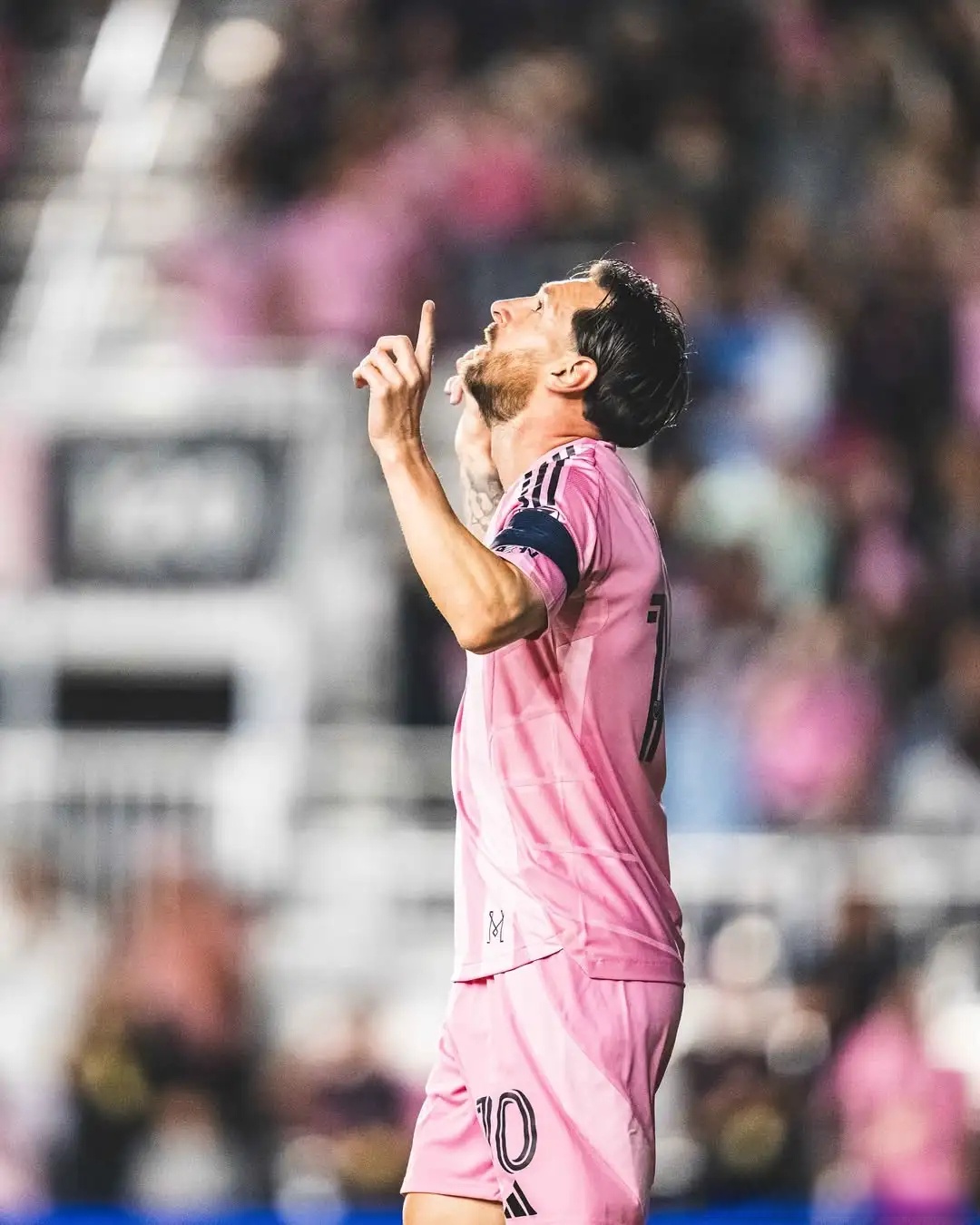 包含梅西再次发挥神勇，助巴黎得胜的词条