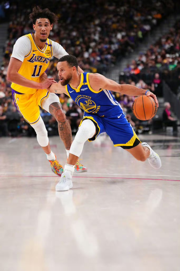 篮球对决胜负难分,赛场厮杀 篮球对决胜负难分,赛场厮杀