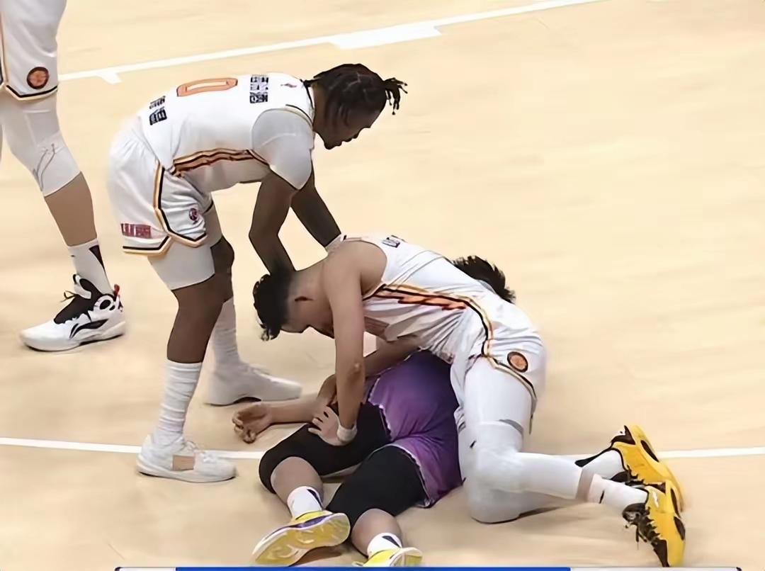 篮球对决胜负难分,赛场厮杀 篮球对决胜负难分,赛场厮杀